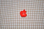 Knopf Bitten Apple klein rot 1,7cm