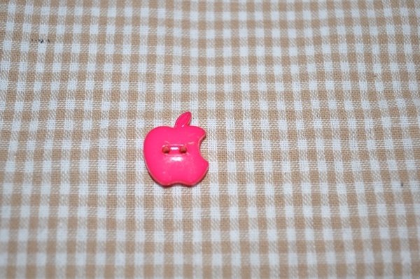 Knopf Bitten Apple klein pink 1,7cm