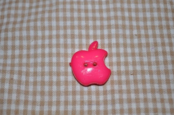 Knopf Bitten Apple groß pink 2,5cm