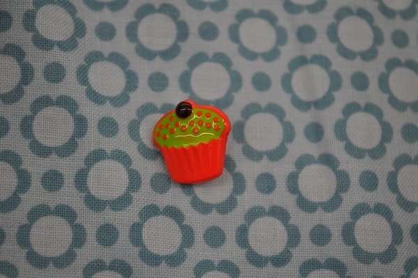 Knopf Cupcake rot/grün