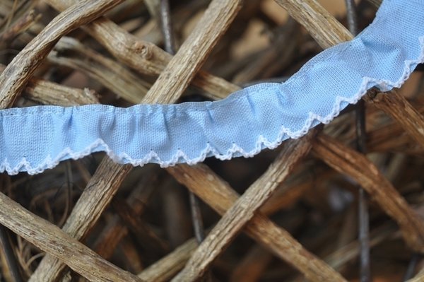 Rüschenband mit Häkelrand hellblau - weiß